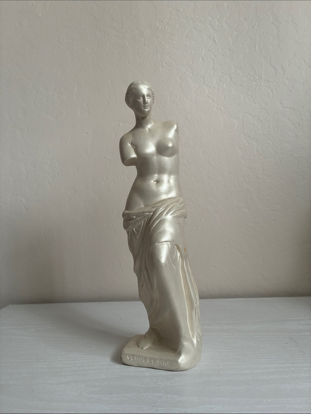 Pearlescent Venus de Milo Resin Sculpture - White